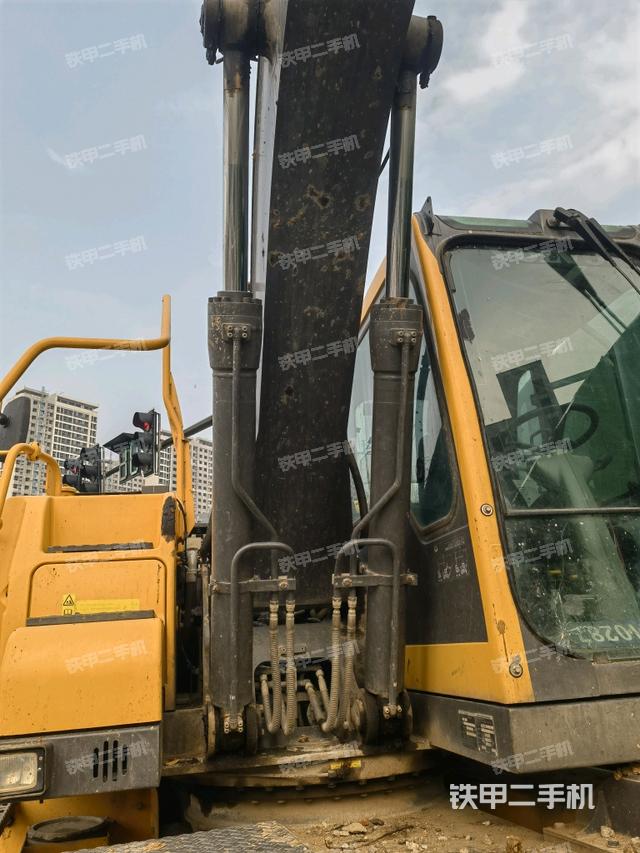 大臂油缸整体 竖拍（工作和回转装置）