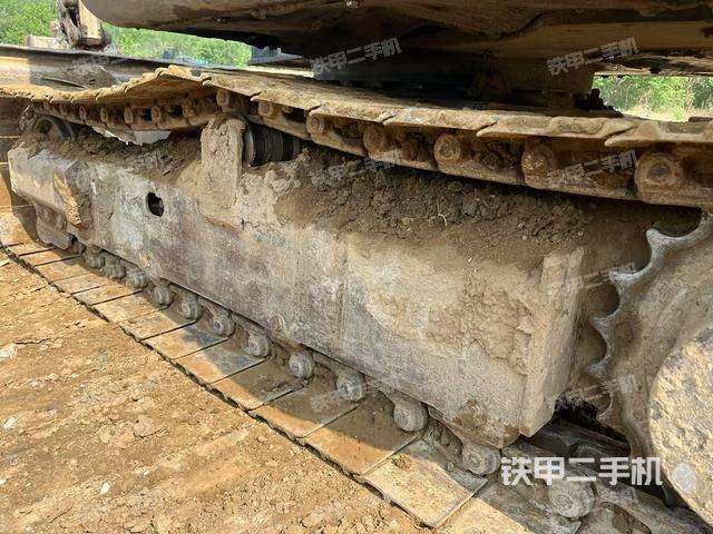 單側(cè)履帶整體(整機(jī)外觀) 單側(cè)履帶整體(整機(jī)外觀)