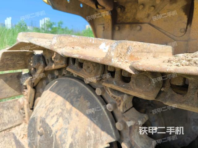 右側(cè)履帶全景(推土機(jī)底盤及工作裝置) 右側(cè)履帶全景(推土機(jī)底盤及工作裝置)