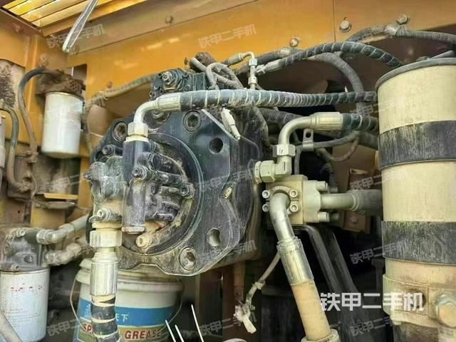 液壓泵艙室正面整體(整機外觀) 液壓泵艙室正面整體(整機外觀)
