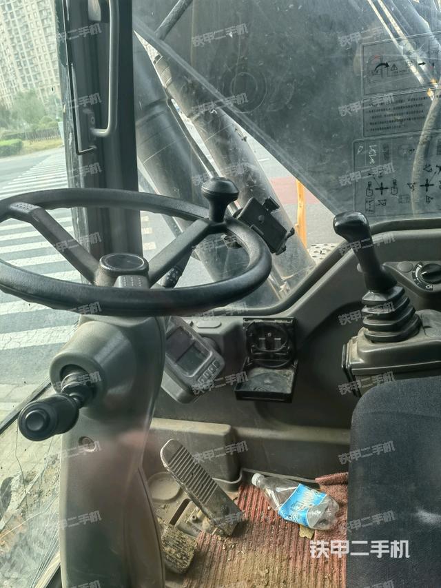 座椅右侧控制台/钥匙门/油门/含右手柄（驾驶室部分）