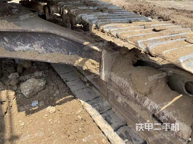 單側(cè)履帶整體(整機(jī)外觀) 單側(cè)履帶整體(整機(jī)外觀)