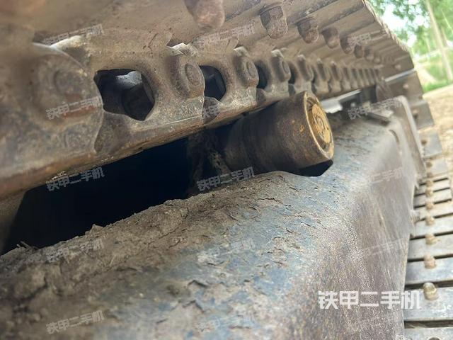 單側(cè)履帶整體(整機(jī)外觀) 單側(cè)履帶整體(整機(jī)外觀)