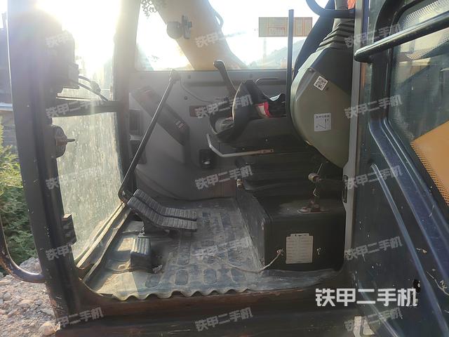 駕駛室整體(整機外觀) 駕駛室整體(整機外觀)