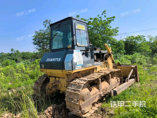 右后45°(推土機(jī)整車外觀) 右后45°(推土機(jī)整車外觀)