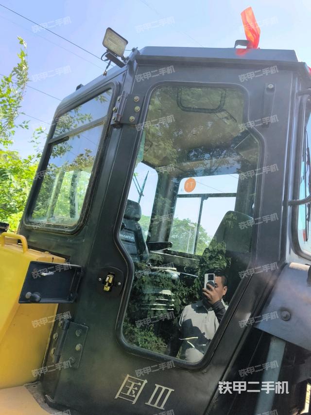 駕駛室右側(cè)全景照(推土機駕駛室) 駕駛室右側(cè)全景照(推土機駕駛室)