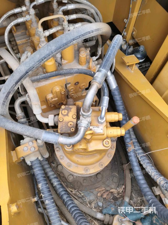 回轉(zhuǎn)馬達(dá)和主控閥（整機(jī)外觀）