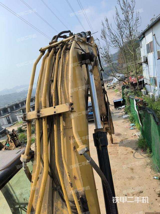 大臂背部俯視(工作和回轉(zhuǎn)裝置) 大臂背部俯視(工作和回轉(zhuǎn)裝置)