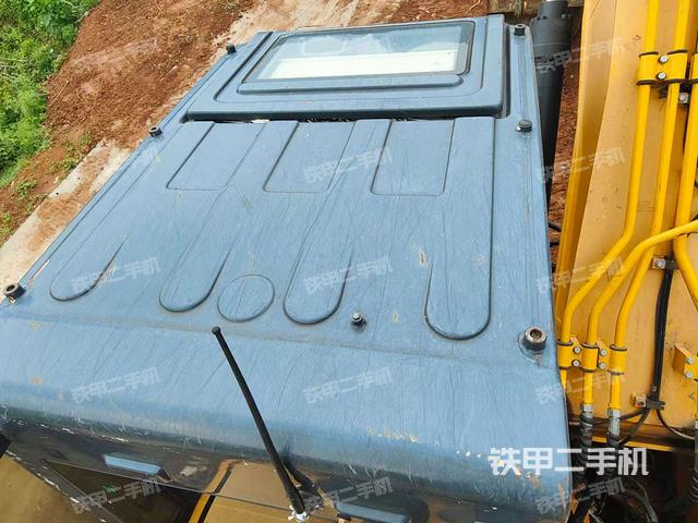 駕駛室頂部(整機(jī)外觀) 駕駛室頂部(整機(jī)外觀)