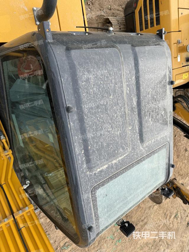 駕駛室頂部（整機外觀）