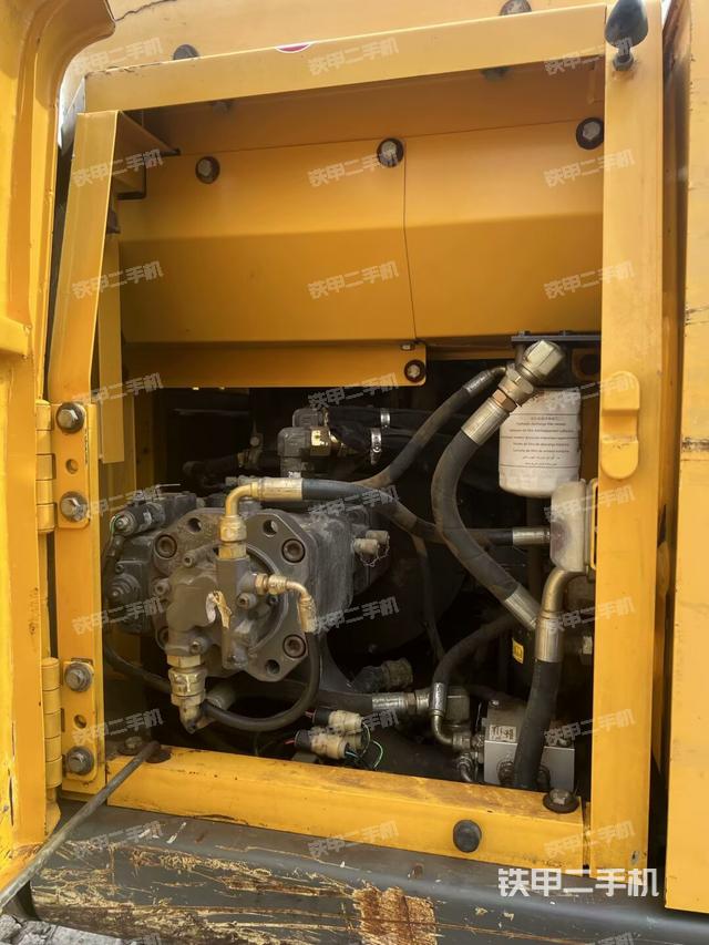 液壓泵艙室正面整體（整機(jī)外觀）