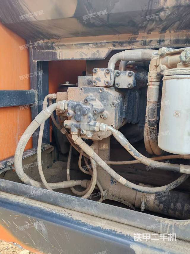 液壓泵艙室正面整體(整機(jī)外觀) 液壓泵艙室正面整體(整機(jī)外觀)