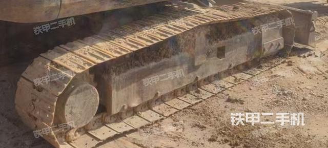 單側(cè)履帶整體(整機(jī)外觀) 單側(cè)履帶整體(整機(jī)外觀)