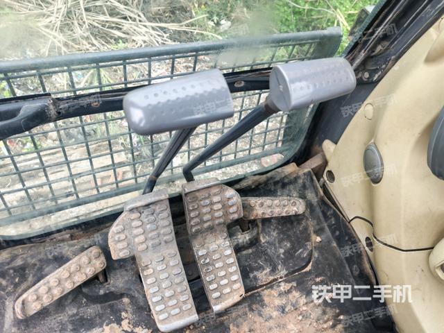 行走控制手柄和踏板?俯拍(駕駛室部分) 行走控制手柄和踏板?俯拍(駕駛室部分)