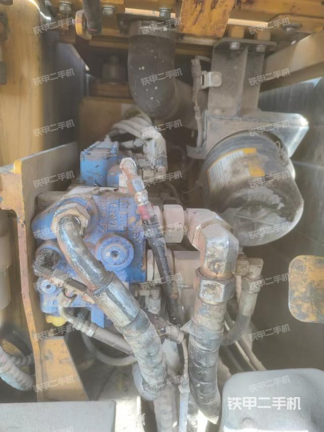 回轉(zhuǎn)馬達(dá)和主控閥(整機(jī)外觀) 回轉(zhuǎn)馬達(dá)和主控閥(整機(jī)外觀)