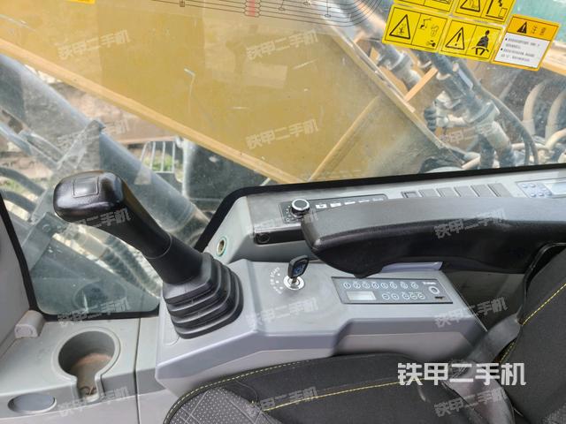 行走控制手柄和踏板?俯拍(駕駛室部分) 行走控制手柄和踏板?俯拍(駕駛室部分)