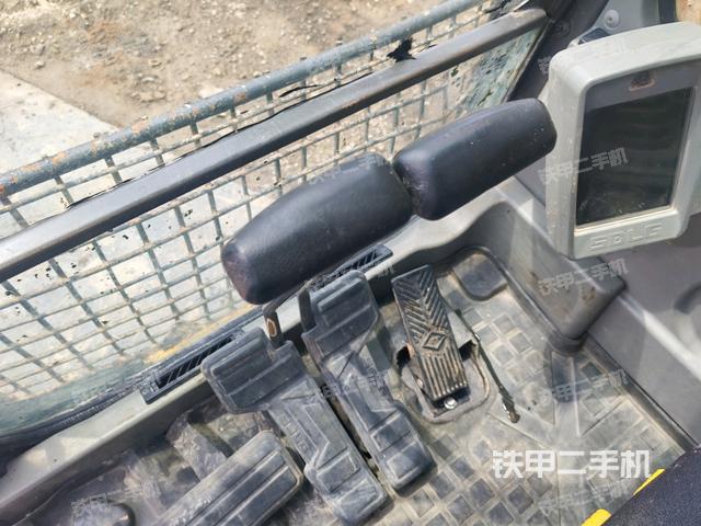 行走控制手柄和踏板?俯拍(駕駛室部分) 行走控制手柄和踏板?俯拍(駕駛室部分)