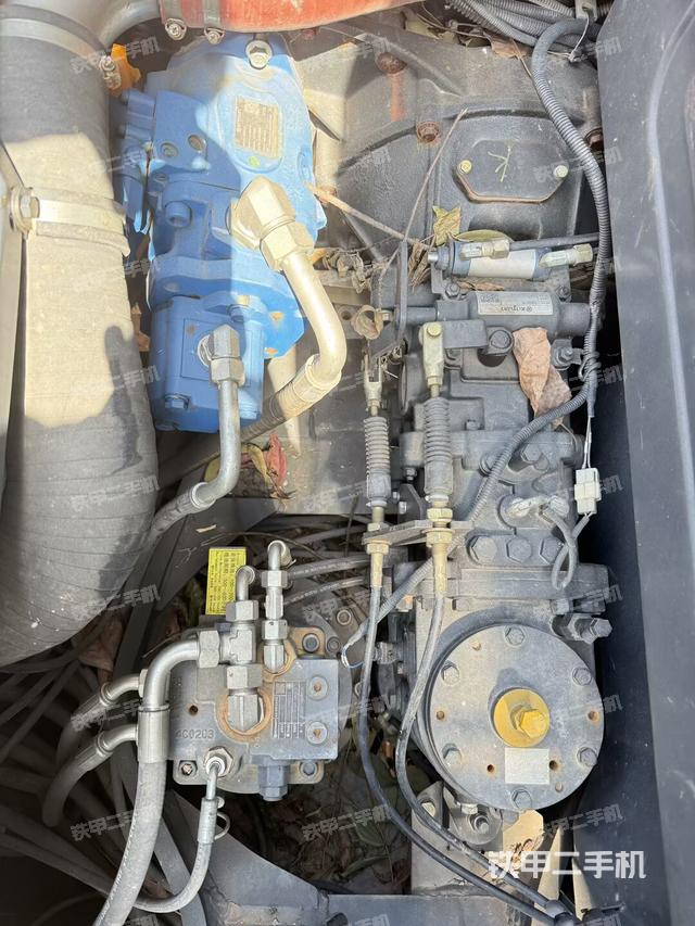 液壓泵艙室正面整體(整機外觀) 液壓泵艙室正面整體(整機外觀)