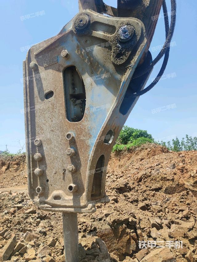 铲斗右后整体(工作和回转装置) 铲斗右后整体(工作和回转装置)