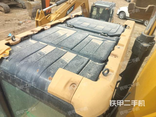 駕駛室頂部(整機(jī)外觀) 駕駛室頂部(整機(jī)外觀)