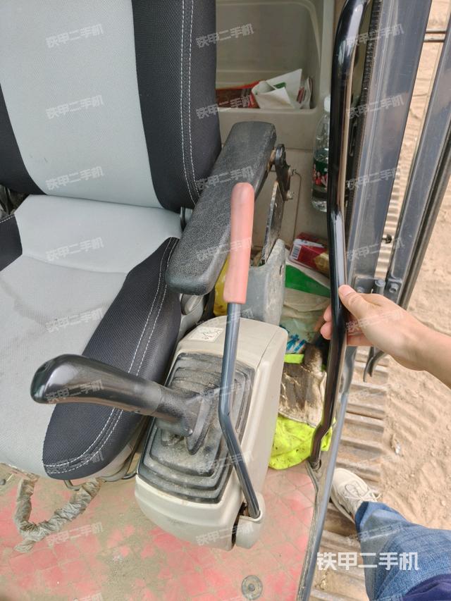 行走控制手柄和踏板?俯拍(駕駛室部分) 行走控制手柄和踏板?俯拍(駕駛室部分)