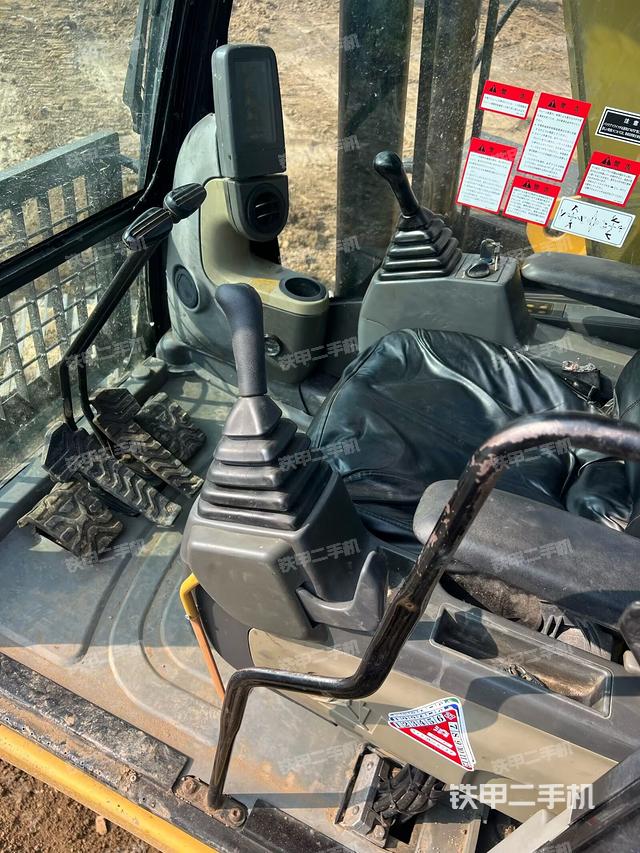 駕駛室整體(整機(jī)外觀) 駕駛室整體(整機(jī)外觀)