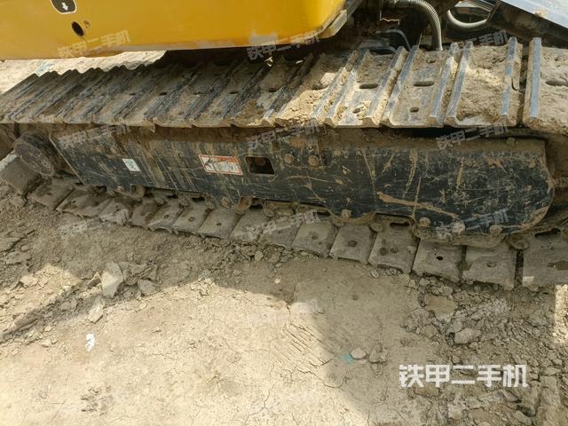 單側(cè)履帶整體(整機(jī)外觀) 單側(cè)履帶整體(整機(jī)外觀)