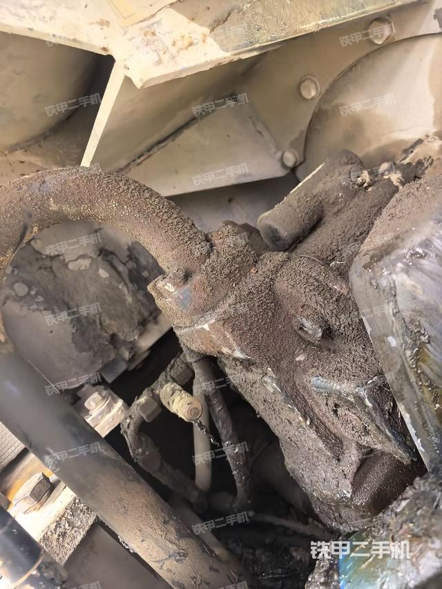 液压泵舱室正面整体（整机外观）