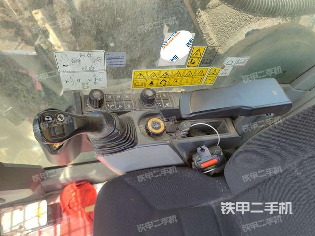 座椅右侧控制台/钥匙门/油门/含右手柄(驾驶室部分) 座椅右侧控制台/钥匙门/油门/含右手柄(驾驶室部分)