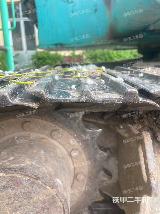 駕駛室頂部(整機(jī)外觀) 駕駛室頂部(整機(jī)外觀)