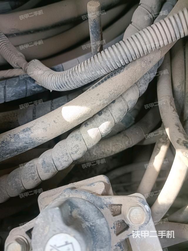 回轉(zhuǎn)馬達(dá)和主控閥（整機(jī)外觀）