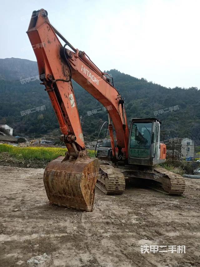 單側(cè)履帶整體(整機(jī)外觀) 單側(cè)履帶整體(整機(jī)外觀)