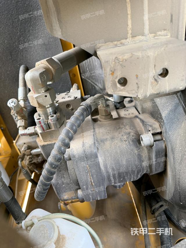 液壓泵艙室正面整體（整機外觀）