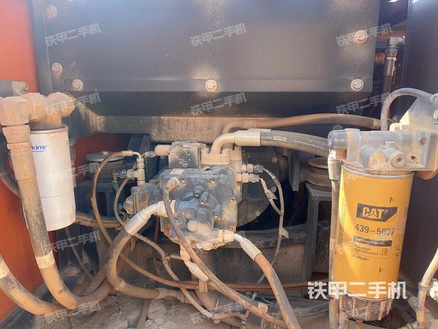 液壓泵艙室正面整體(整機外觀) 液壓泵艙室正面整體(整機外觀)