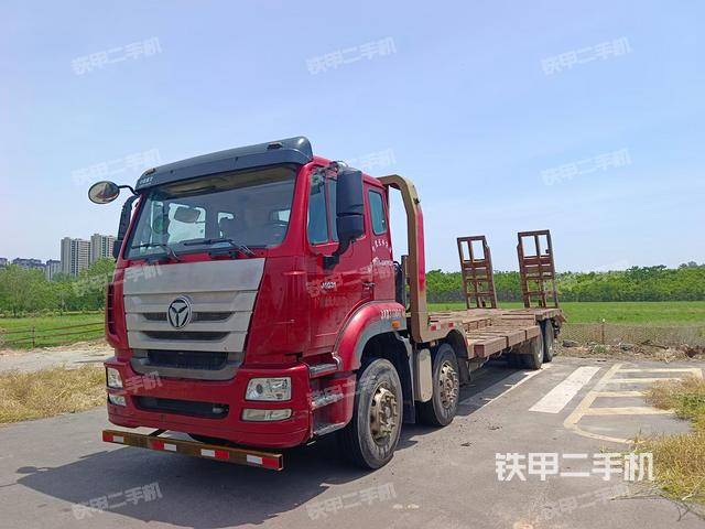 中國重汽8X4平板運輸車