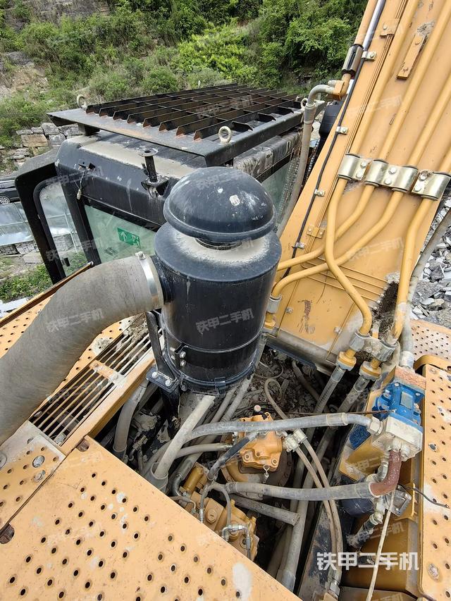 駕駛室頂部(整機(jī)外觀) 駕駛室頂部(整機(jī)外觀)