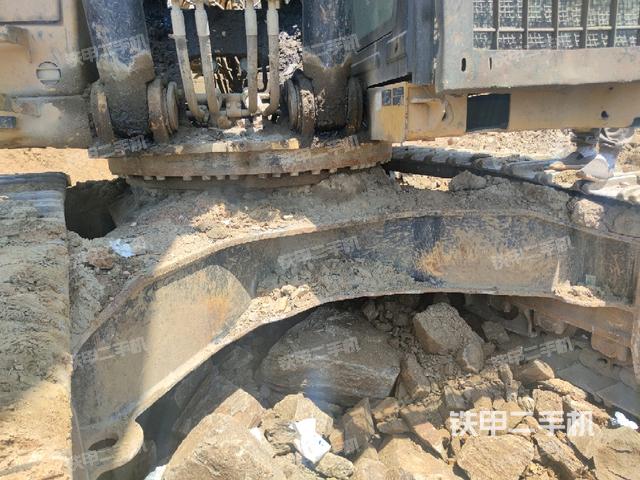 转盘和下车架正前(工作和回转装置) 转盘和下车架正前(工作和回转装置)