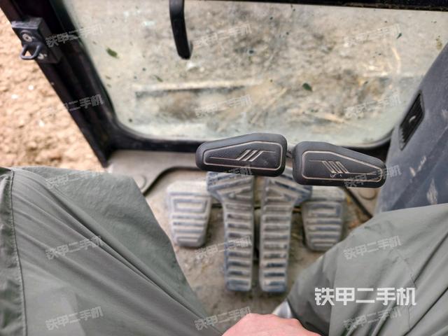 行走控制手柄和踏板?俯拍(駕駛室部分) 行走控制手柄和踏板?俯拍(駕駛室部分)