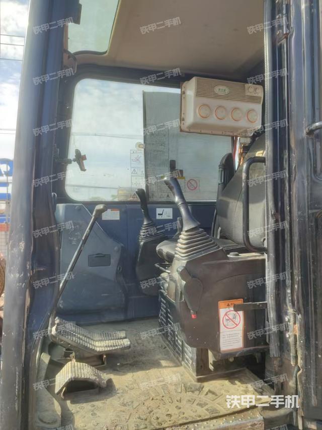 駕駛室整體(整機(jī)外觀) 駕駛室整體(整機(jī)外觀)