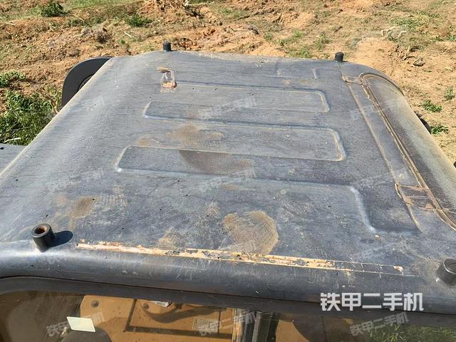 駕駛室頂部(整機(jī)外觀) 駕駛室頂部(整機(jī)外觀)