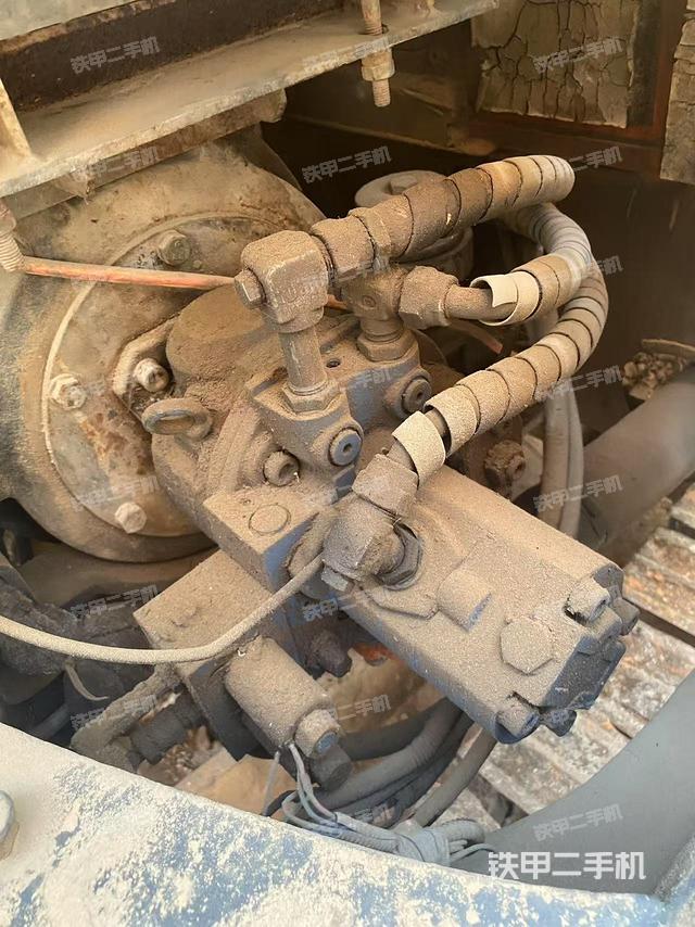 液壓泵艙室正面整體(整機外觀) 液壓泵艙室正面整體(整機外觀)