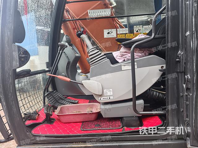 駕駛室整體(整機(jī)外觀) 駕駛室整體(整機(jī)外觀)
