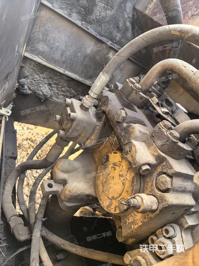 液压泵舱室正面整体（整机外观）