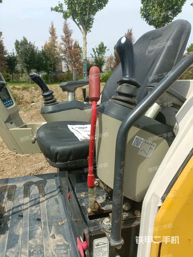 駕駛室頂部(整機(jī)外觀) 駕駛室頂部(整機(jī)外觀)
