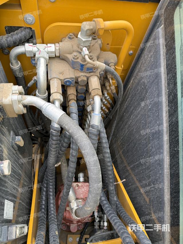 回轉(zhuǎn)馬達和主控閥（整機外觀）