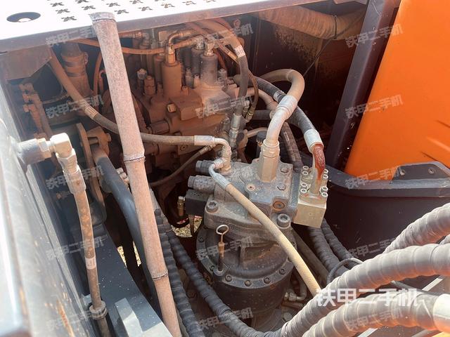 回轉(zhuǎn)馬達和主控閥(整機外觀) 回轉(zhuǎn)馬達和主控閥(整機外觀)