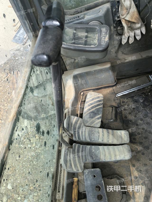 行走控制手柄和踏板?俯拍（駕駛室部分）