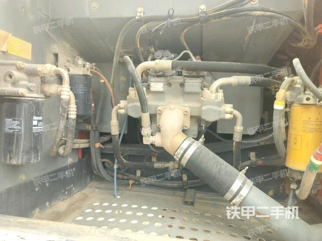 液壓泵艙室正面整體(整機外觀) 液壓泵艙室正面整體(整機外觀)