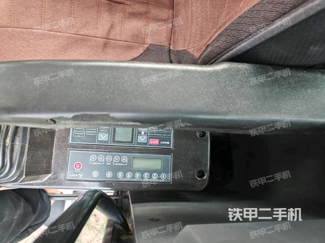 座椅左側控制臺/音響/含左手柄(駕駛室部分) 座椅左側控制臺/音響/含左手柄(駕駛室部分)