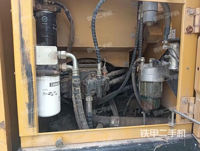 液壓泵艙室正面整體(整機(jī)外觀) 液壓泵艙室正面整體(整機(jī)外觀)
